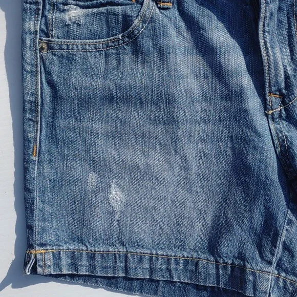 ๐OLD NAVY Mid-Rise Distressed Shorts in Medium Dark Wash - Picture 6 of 16